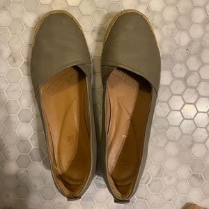 Clarks size 9 olive